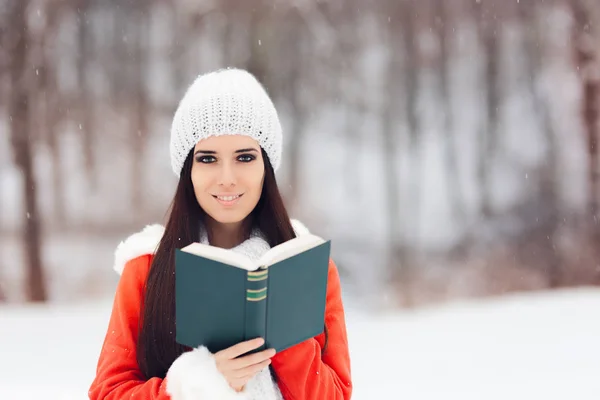 Femme d'hiver lisant un livre dehors dans la neige — Photo