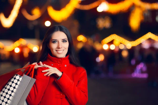 Uśmiechnięta kobieta z torby na zakupy w Jarmark bożonarodzeniowy — Zdjęcie stockowe