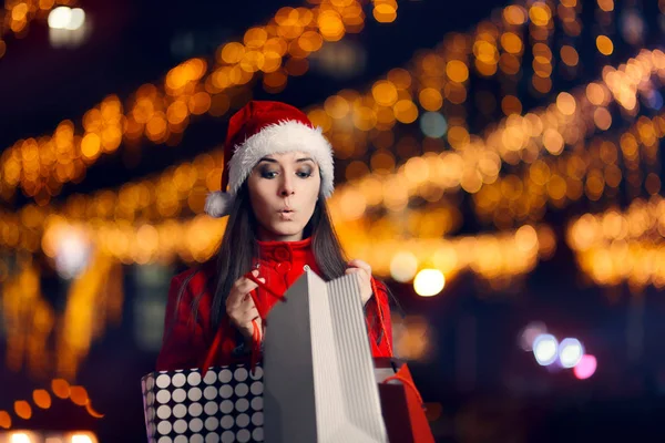Förvånad över jul kvinna med kassar och påsar — Stockfoto