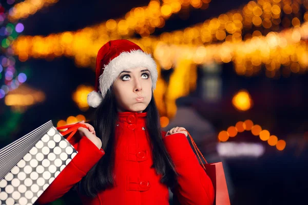 Уставшая рождественская женщина с пакетами покупок — стоковое фото