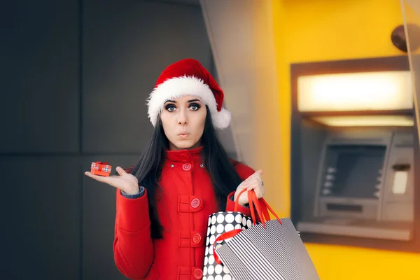 Meisje holding kleine Gift Box en boodschappentassen tegenover een Geldautomaat — Stockfoto