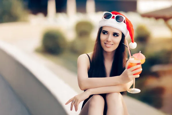 Lycklig kvinna på en Pool julfest — Stockfoto