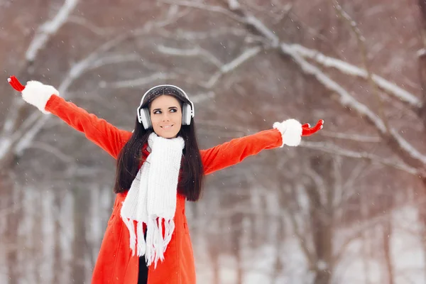 Feliz chica de invierno con auriculares disfrutando de la nieve — Foto de Stock