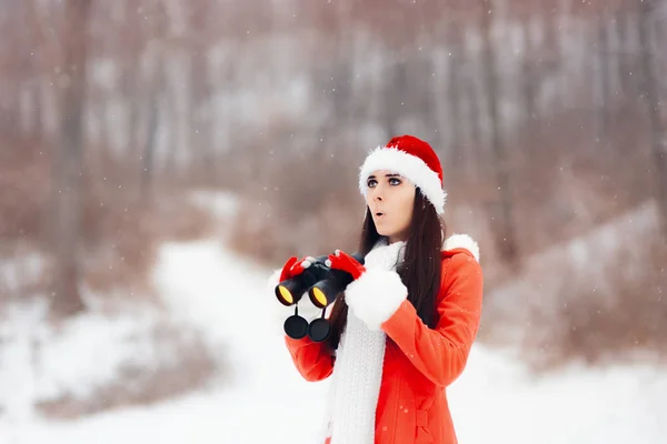 Chica sorprendida con prismáticos en busca de Navidad —  Fotos de Stock