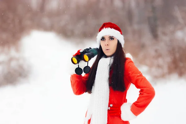 Terkejut Girl with Binoculars Looking for Christmas — Stok Foto