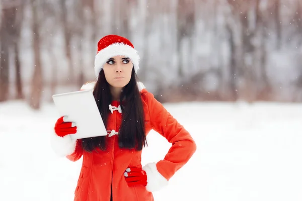 Unglückliches Weihnachtsmädchen mit PC-Tablet — Stockfoto