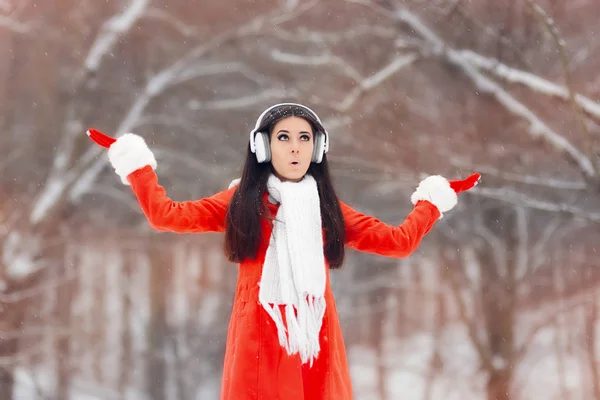 Zaskoczony Winter Girl z słuchawki, ciesząc się śnieg — Zdjęcie stockowe