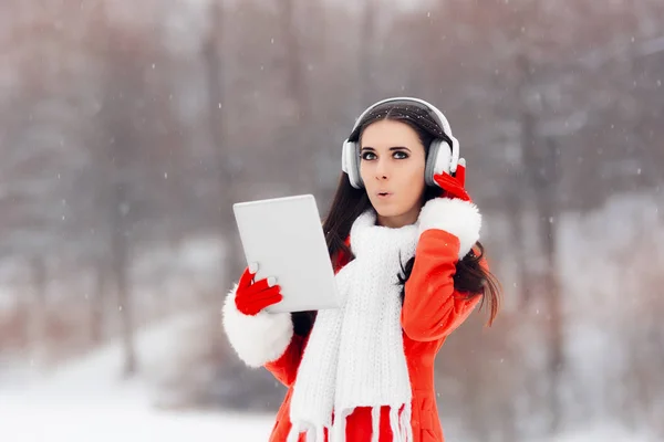 Překvapený zimní dívka se sluchátky a Pc Tablet — Stock fotografie