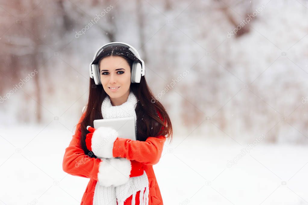 красивая девушка в снегу. образы с зимними наушники. девушка в наушниках зима. человек в наушниках. одежда под наушники.