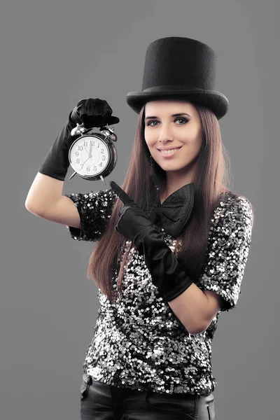 Mujer de la fiesta con sombrero superior y reloj despertador en Año Nuevo —  Fotos de Stock