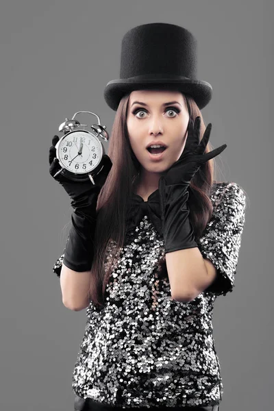 Mujer sorprendida con sombrero de copa y reloj despertador en Año Nuevo —  Fotos de Stock