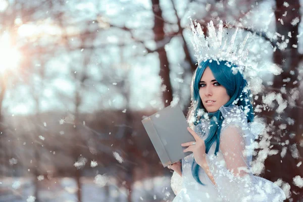 Snow Queen Reading Spell Book in Winter Fantasy — Stock Photo, Image