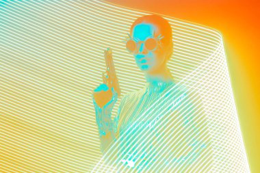 Gizli ajan silahla Pop Art ışık etkisi zemin boyama