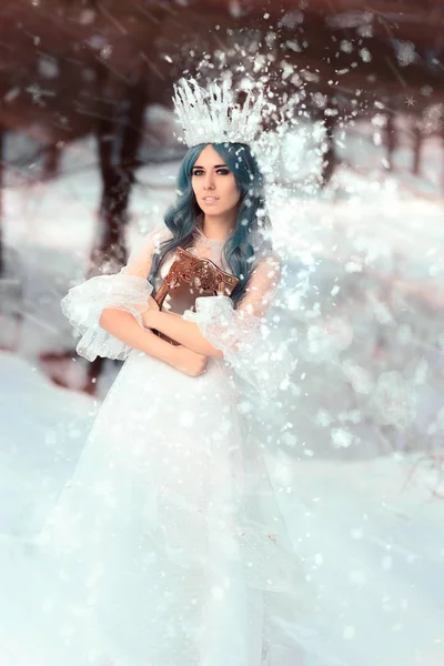 Rainha da neve segurando espelho em fantasia de inverno — Fotografia de Stock