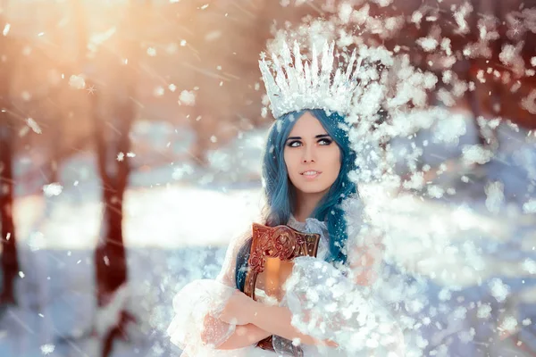 Snow Queen innehav spegel i vinter fantasi — Stockfoto