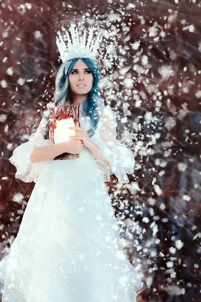Rainha da neve segurando espelho em fantasia de inverno — Fotografia de Stock