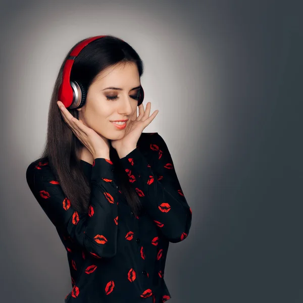 사랑 노래를 듣고 붉은 헤드폰 소녀 — 스톡 사진