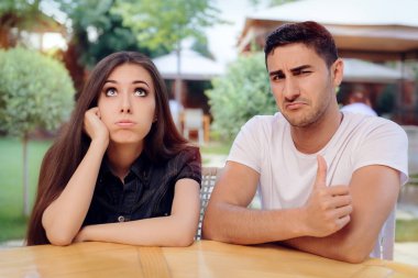 Kadın ve sıkıcı bir kötü Tarih adam restoranda
