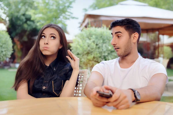 Пара сперечається на побаченні в ресторані — стокове фото