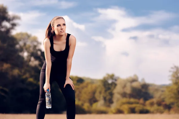 Chica fitness con botella de agua hidratante después del entrenamiento al aire libre — Foto de Stock