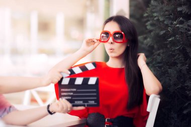 Büyük boy gözlüklü film sahne sürpriz oyuncu