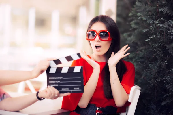 Překvapený herečka s velkým sluneční brýle natáčení filmové scény — Stock fotografie