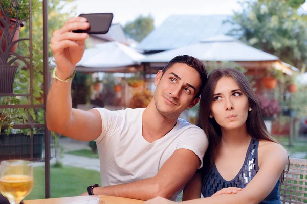Romantiska par på ett datum på restaurang ta en Selfie — Stockfoto