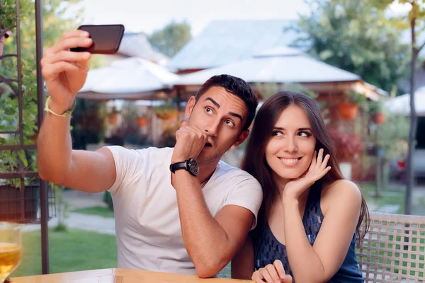 Casal romântico em um encontro no restaurante tomando uma selfie — Fotografia de Stock