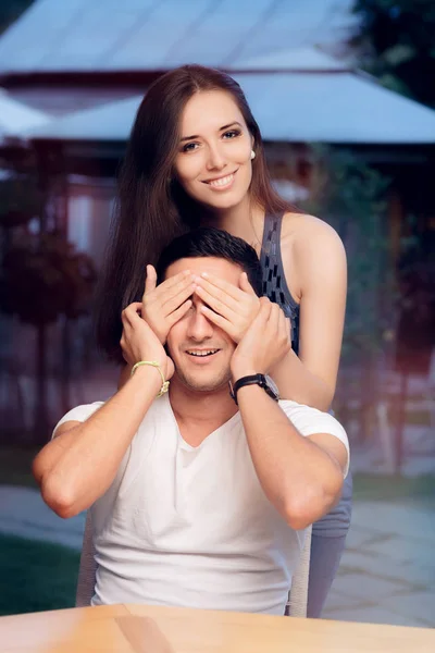 Kvinna som täcker Mans ögon tar honom med överraskning på en Blind Date — Stockfoto