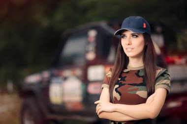 Ordu kıyafeti bir Off Road yanındaki kadın sürücü araba