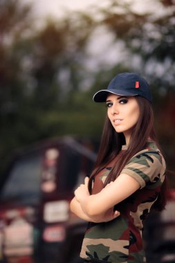Ordu kıyafeti bir Off Road yanındaki kadın sürücü araba