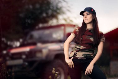 Ordu kıyafeti bir Off Road yanındaki kadın sürücü araba