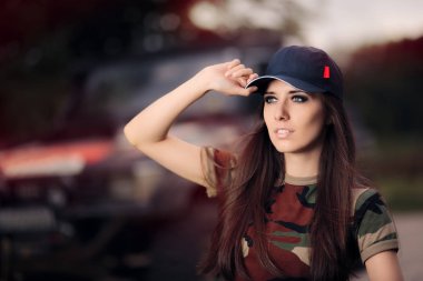 Ordu kıyafeti bir Off Road yanındaki kadın sürücü araba