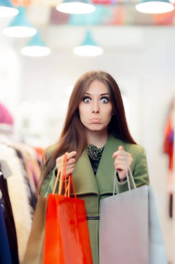 Yeşil bir ceket giyen moda mağaza alışveriş kadın hayal kırıklığına
