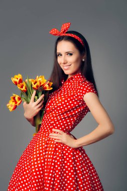 Sevimli kız Lale ile Retro kırmızı Polka elbiseli