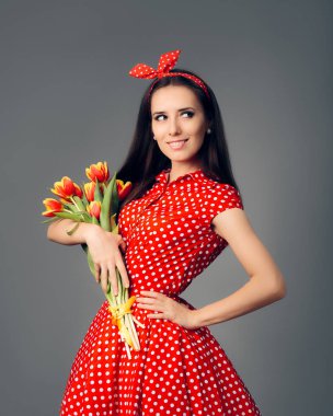 Sevimli kız Lale ile Retro kırmızı Polka elbiseli