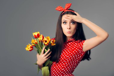 Lale ile Retro kırmızı Polka elbiseli sürpriz kız