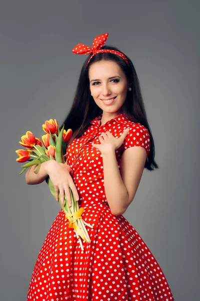 Linda chica en vestido de polca roja retro con tulipanes —  Fotos de Stock