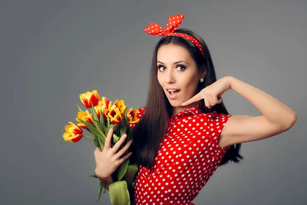 Overrasket jente i Retro Red Polka Kjole med tulipaner – stockfoto