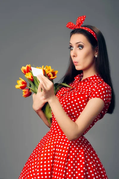 Chica sorprendida leyendo nota de un admirador secreto —  Fotos de Stock