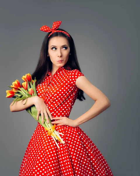 Chica sorprendida en vestido de polka roja retro con tulipanes —  Fotos de Stock