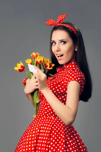 Surprised Girl Reading Note from a Secret Admirer — Stock Photo, Image