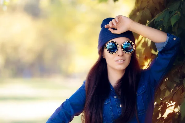 Street Style Fashion Girl in Denim Shirt Wearing Blue Sunglasses — Stok Foto