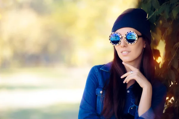 Streetstyle-Mode Mädchen im Jeanshemd mit blauer Sonnenbrille — Stockfoto