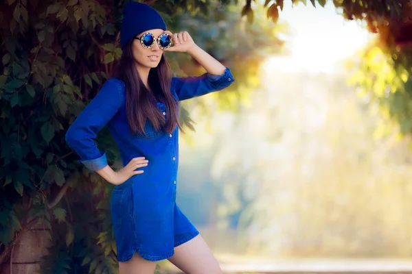 Street Style Fashion Girl con una mameluco de mezclilla azul — Foto de Stock