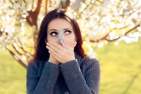 Lustiges Mädchen versucht verzweifelte Maßnahmen gegen Frühlingsallergien — Stockfoto