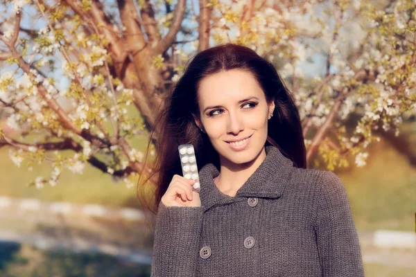 Selbstbewusste Frau mit Tabletten gegen Frühlingsallergien — Stockfoto