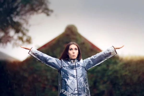 Linda chica en ella levantando sus manos para sentir la lluvia — Foto de Stock