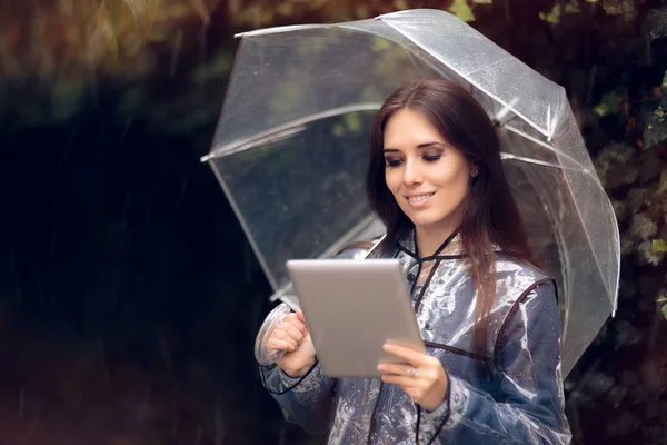 Lächelnde Frau mit Regenmantel und Regenschirm in der Hand — Stockfoto