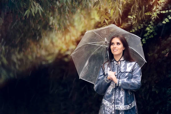 투명 우산 비옷에 행복 한 여자 — 스톡 사진